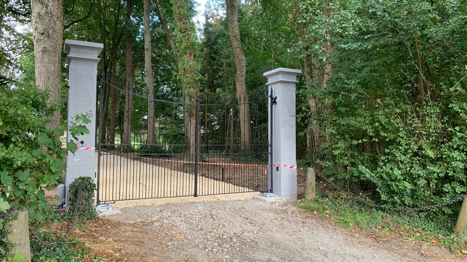Portail entre piliers en pierre bleue, moteurs enterrés