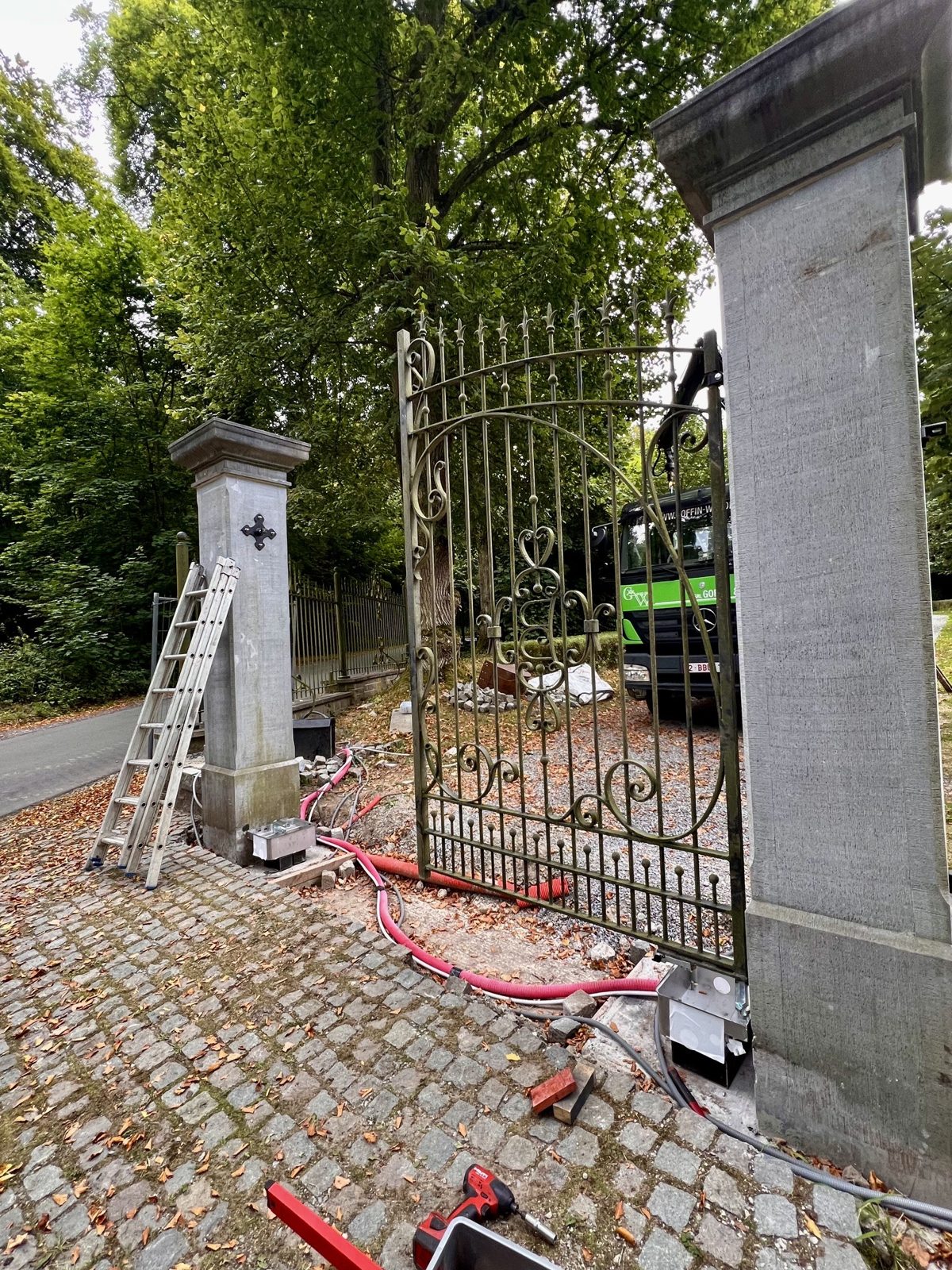 Motorisation enterrée d'un portail ancien restauré